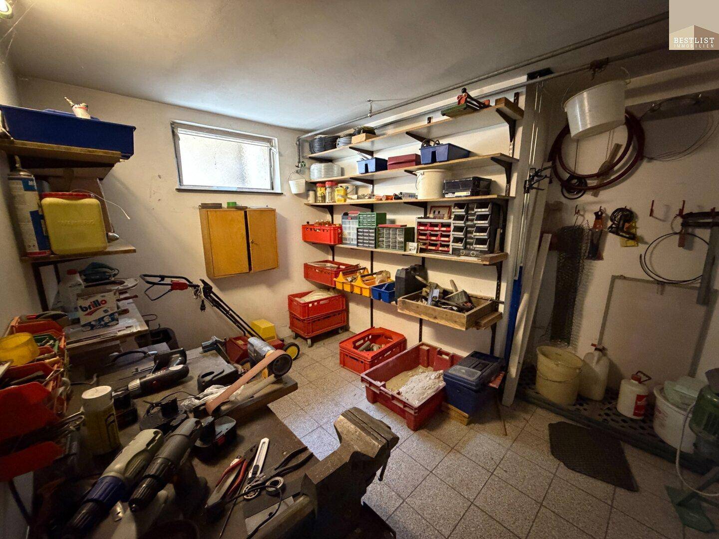 Kellerraum als Werkstatt mit Regalen, Werkzeugen und Arbeitsfläche für Heimwerkerprojekte.