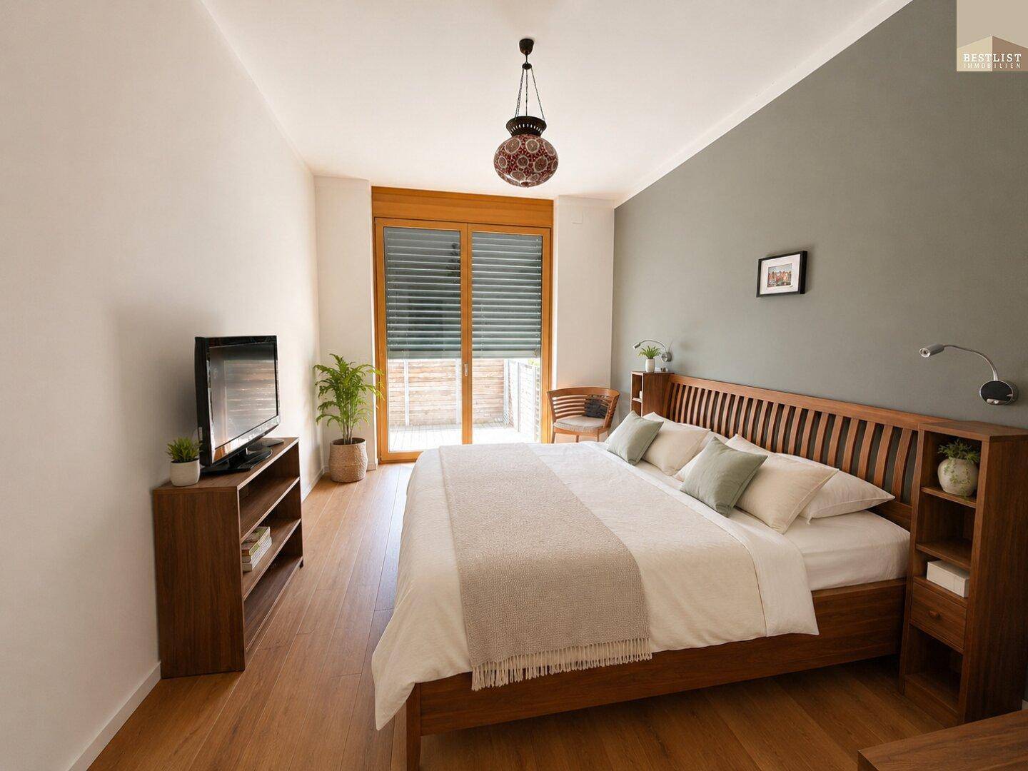 Gemütliches Schlafzimmer mit Holzbett, Holzboden und Zugang zu einem Balkon.