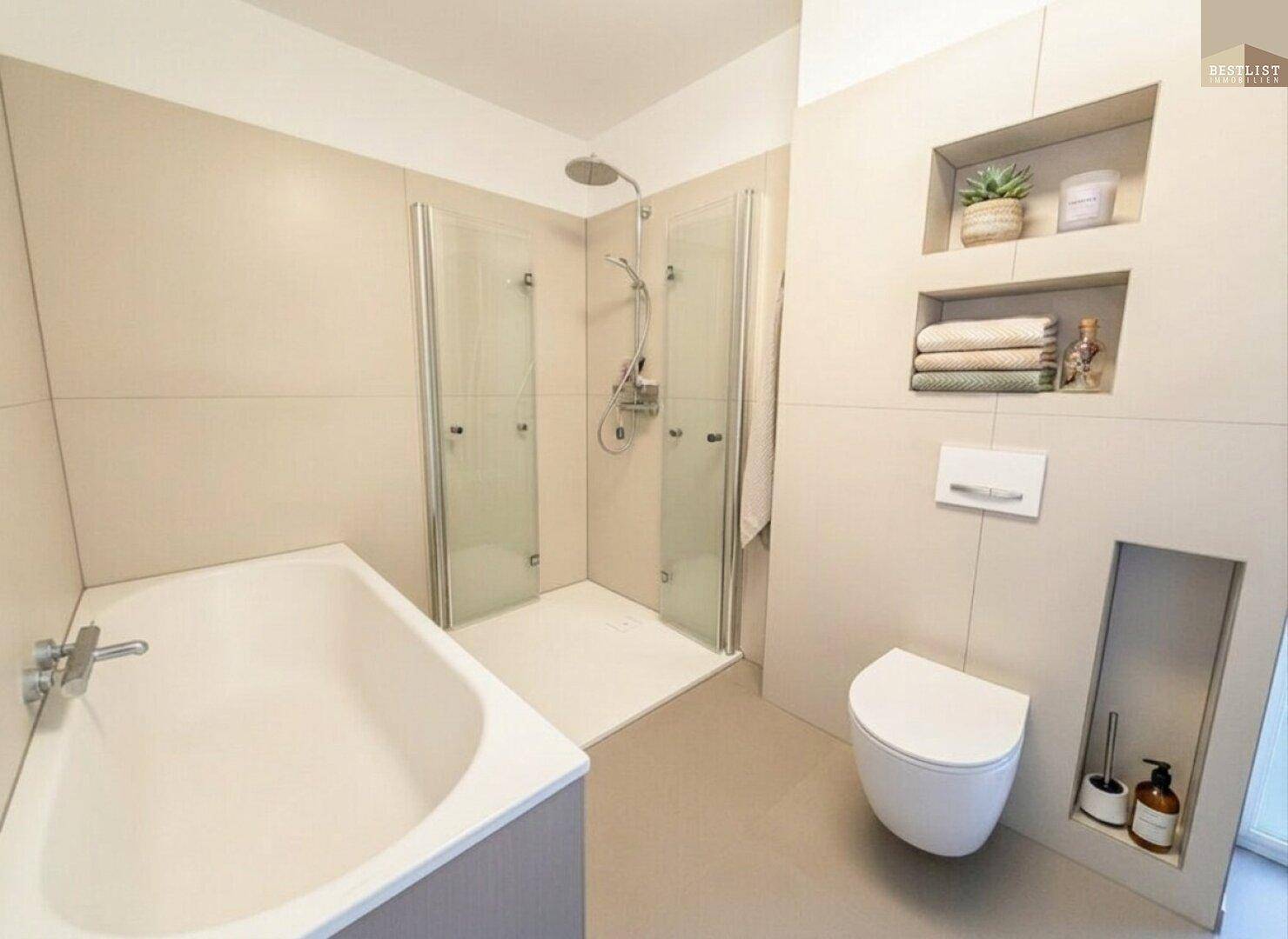 Modernes Badezimmer mit Badewanne, ebenerdiger Dusche und wandhängendem WC sowie praktischen Nischen.