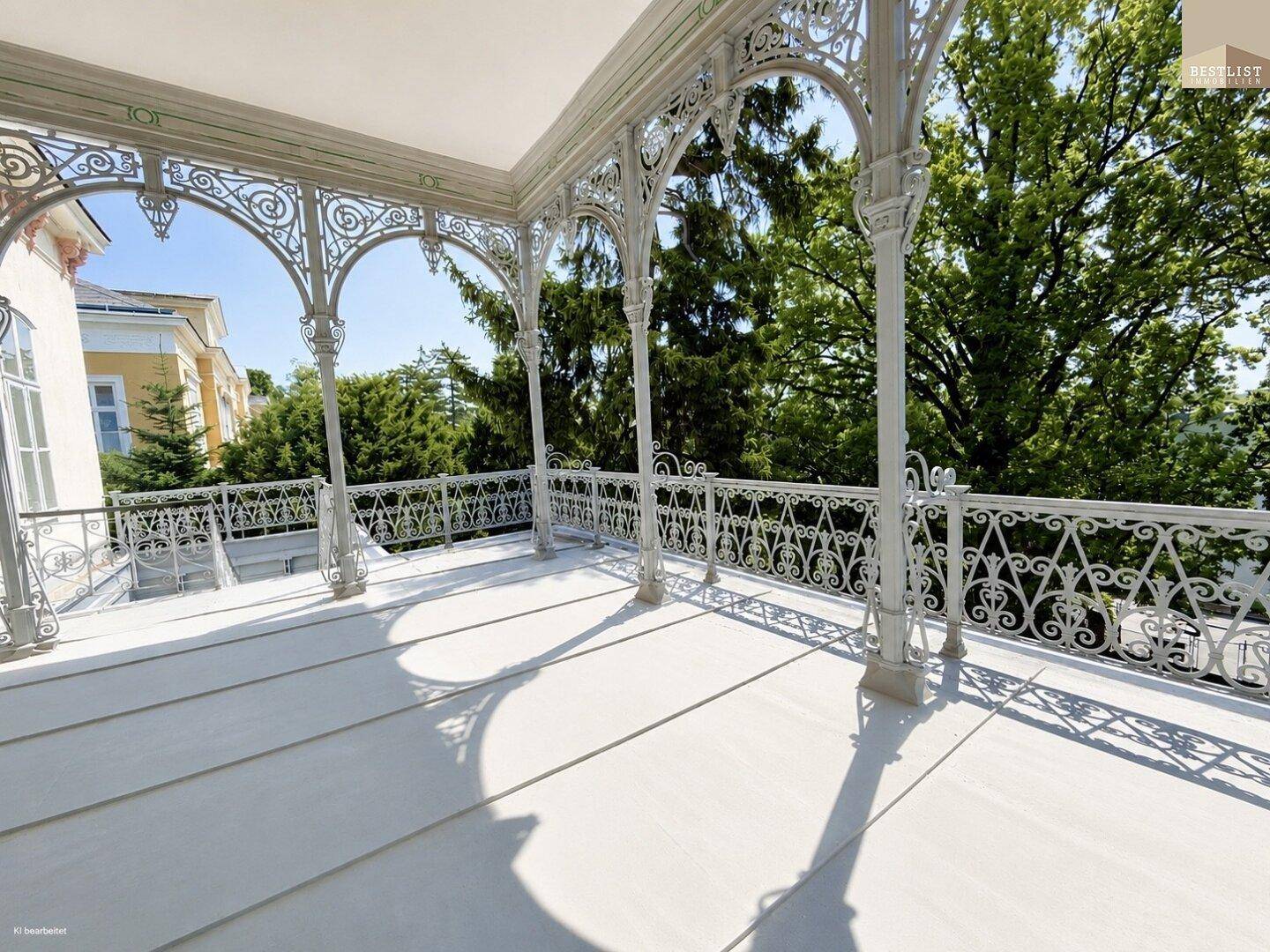 Großer Balkon mit kunstvollen schmiedeeisernen Geländern und weitem Blick ins Grüne.