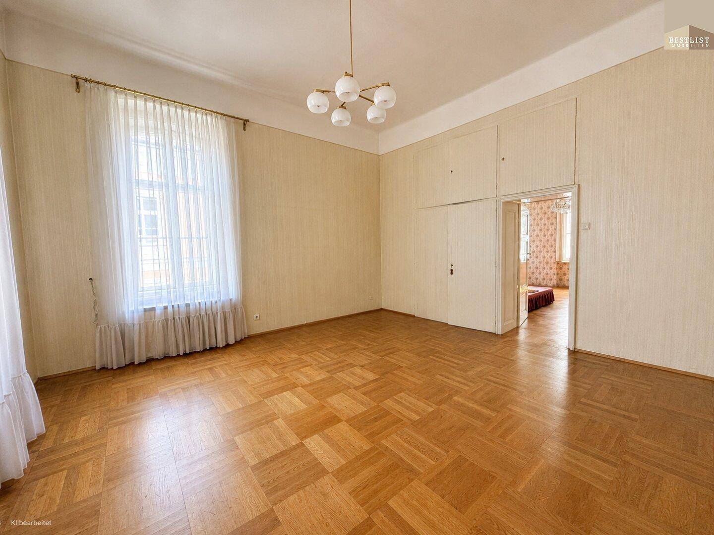 Geräumiger Wohnraum mit Parkettboden, großen Fenstern und schlichten Vorhängen, bereit zur Gestaltung.