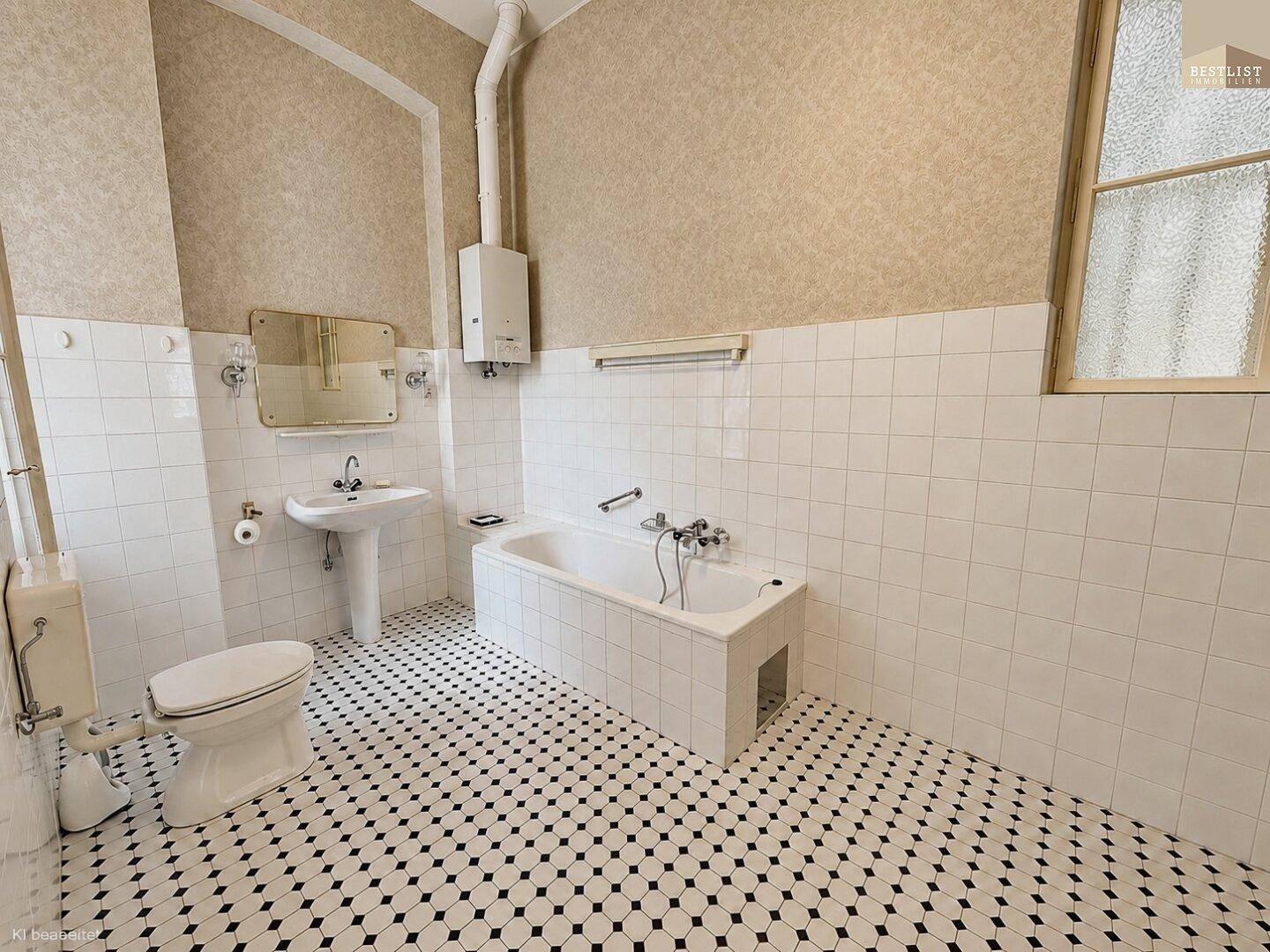 Geräumiges Badezimmer mit Badewanne, WC, Waschbecken und einem Fenster für Belüftung.