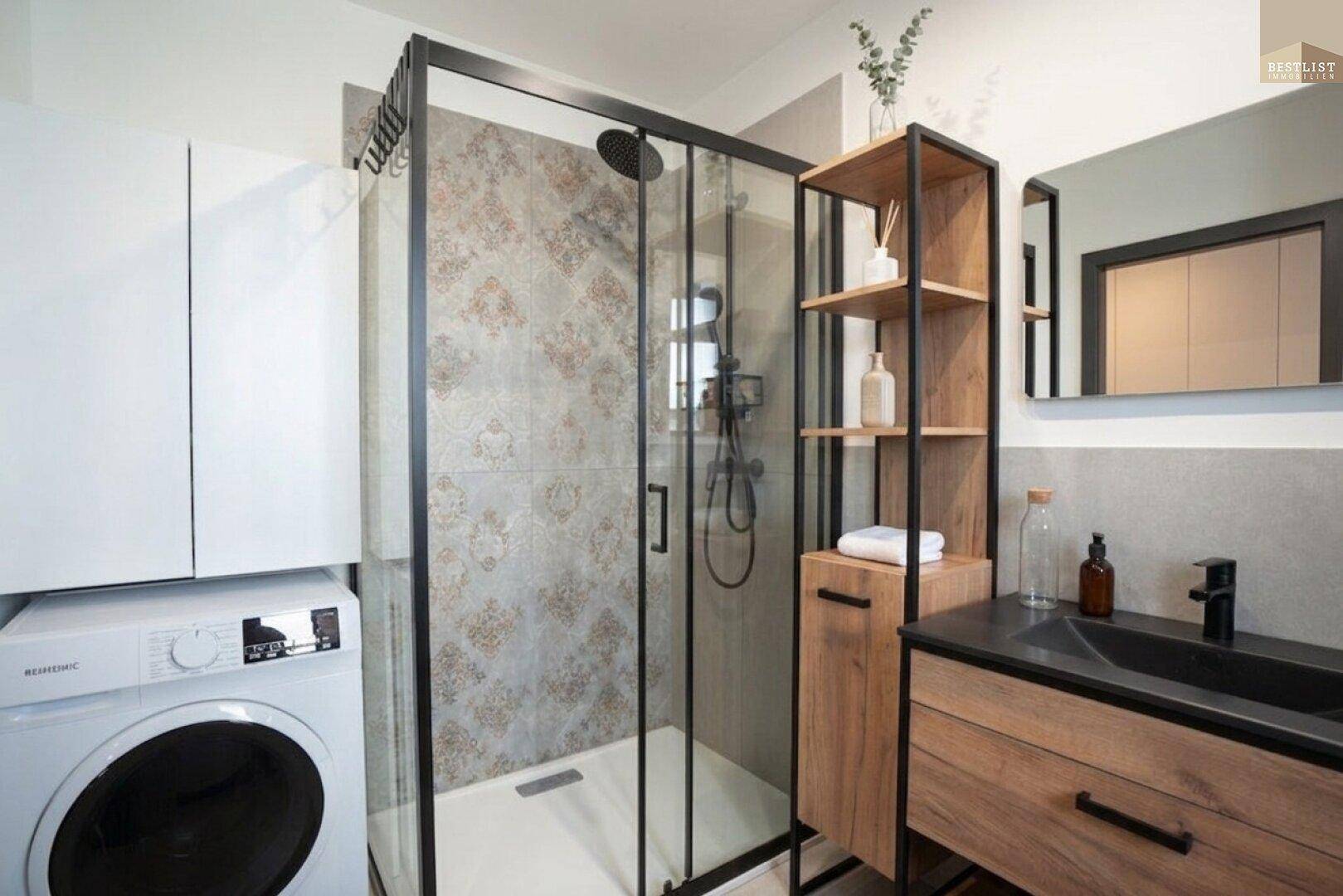 Modernes Badezimmer mit begehbarer Dusche, Waschmaschine und Holzwaschtisch.