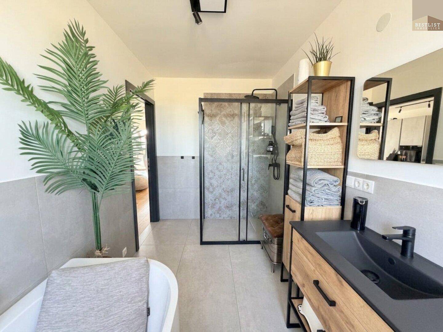Modernes Badezimmer mit begehbarer Dusche, Badewanne und Holzwaschtisch.