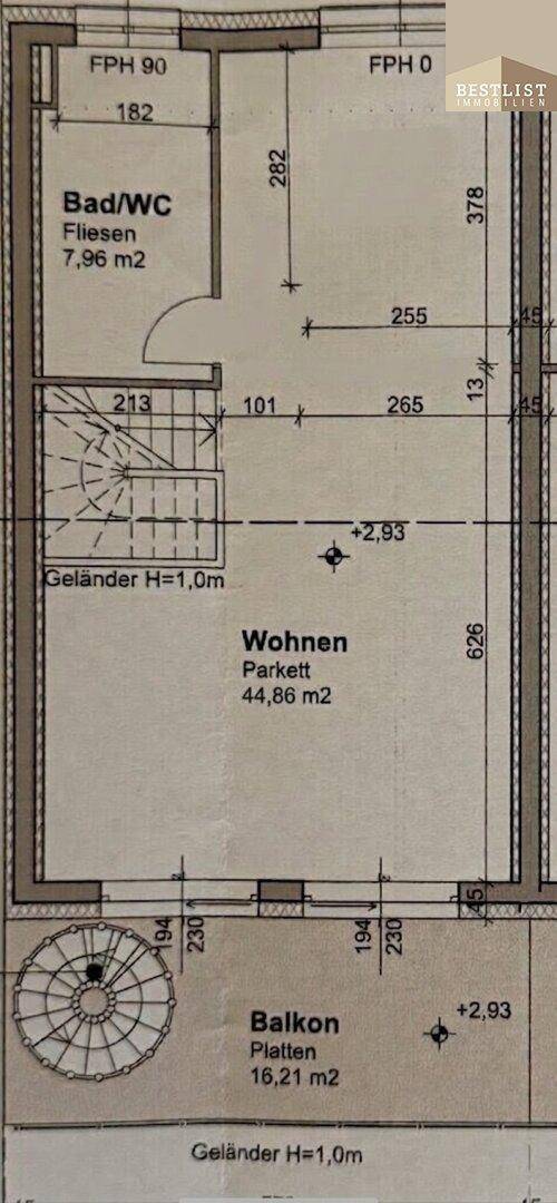 Grundrissplan zeigt ein Bad/WC, einen großzügigen Wohnbereich und einen Balkon.