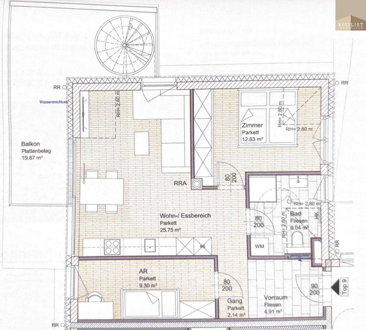 Grundriss der Wohnung mit offenem Wohn-/Essbereich, Balkon und Parkettböden.