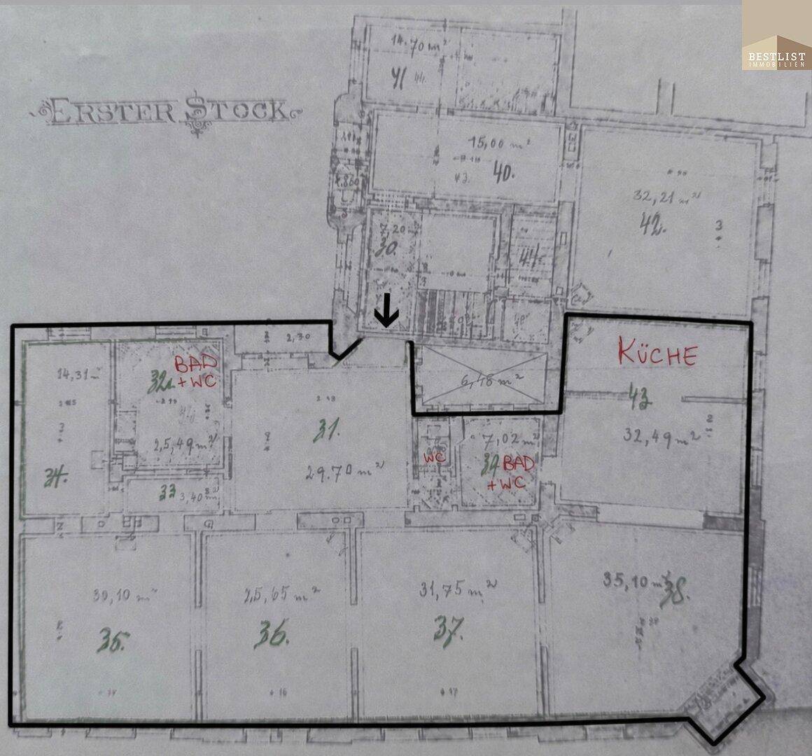 Historischer Grundriss des ersten Stocks mit mehreren Räumen und Bädern, inklusive Maßen.