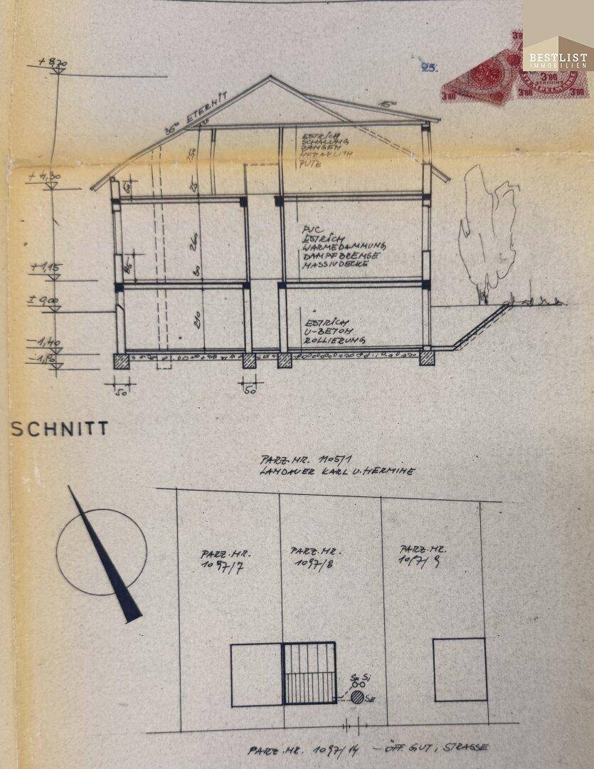 Historischer Bauplan mit Gebäudeschnitt und Grundstücksaufteilung eines Mehrfamilienhauses.