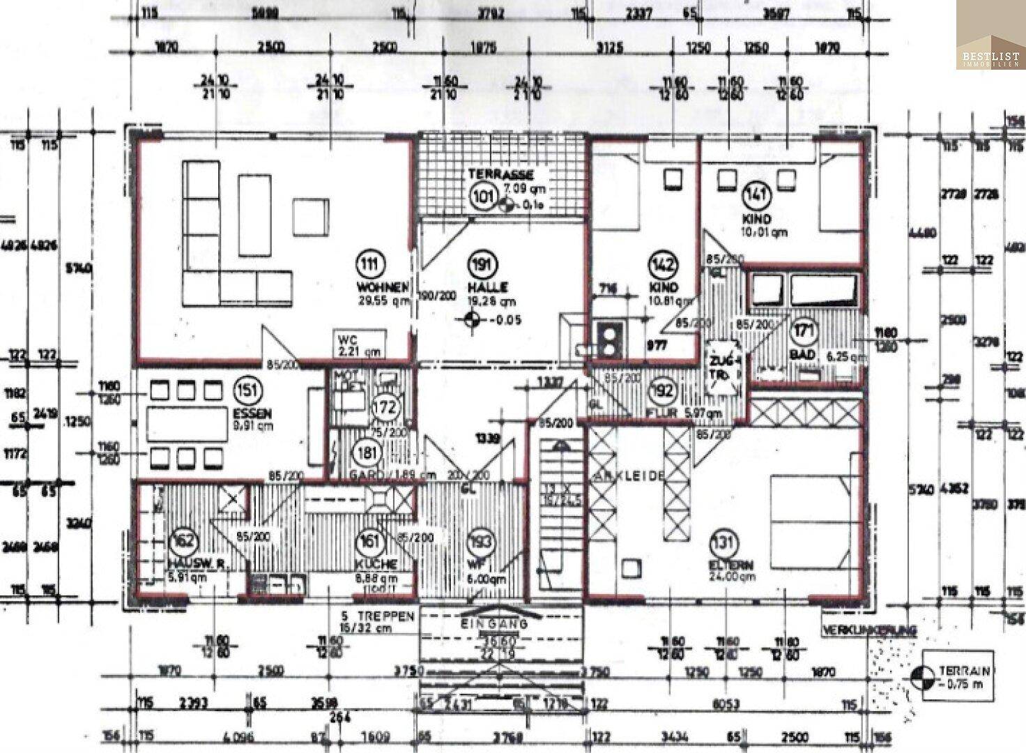 Grundriss des Erdgeschosses mit Wohnzimmer, Küche, Schlafzimmern und Terrasse.