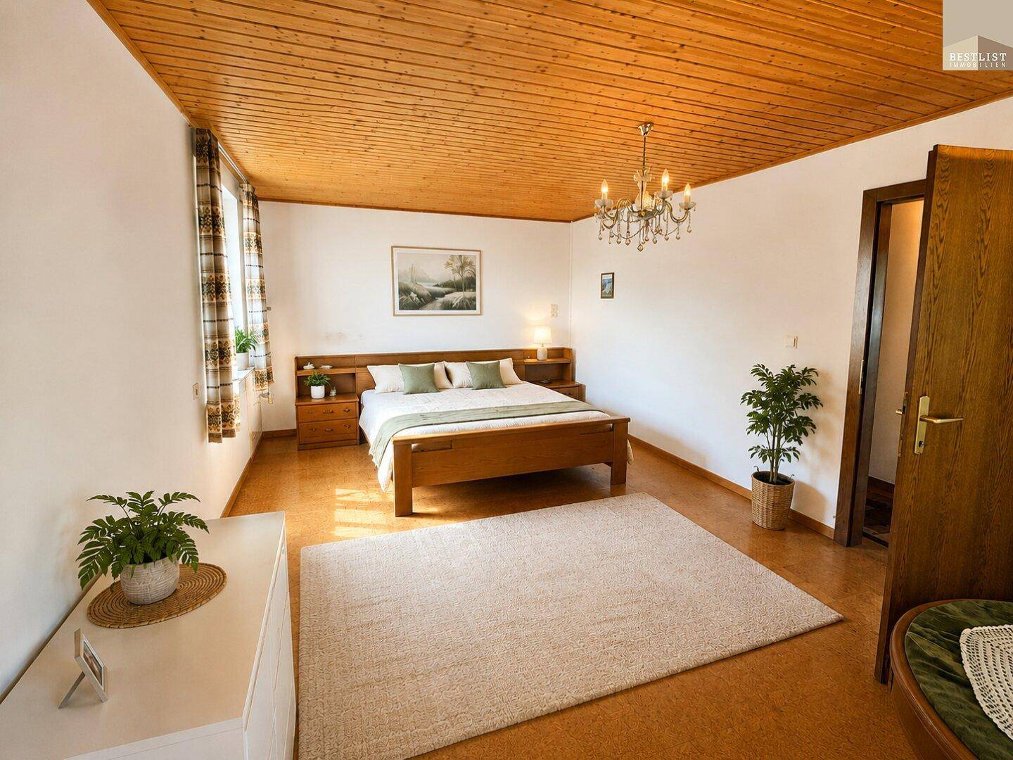 Helles Schlafzimmer mit Doppelbett, Holzdecke und Teppich, bietet eine ruhige Atmosphäre.