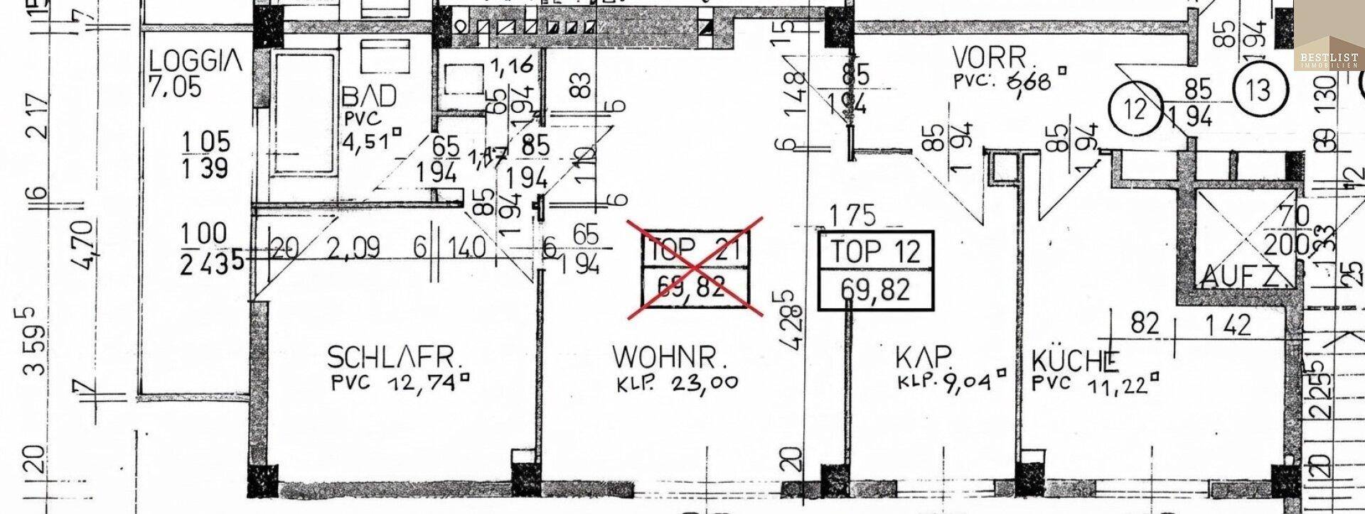 Grundriss einer Wohnung mit Loggia, Bad, Schlafzimmer, Wohnzimmer, Kabinett und Küche.