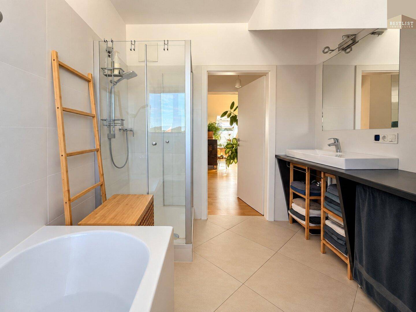 Modernes Badezimmer mit Badewanne, Duschkabine und stilvollem Einzelwaschbecken.