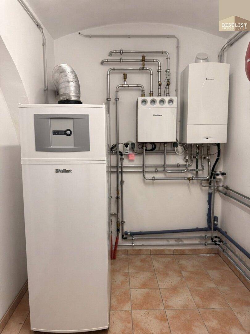 Heizungsraum mit modernen Vaillant-Anlagen und sichtbaren Rohrleitungen, gut organisiert.