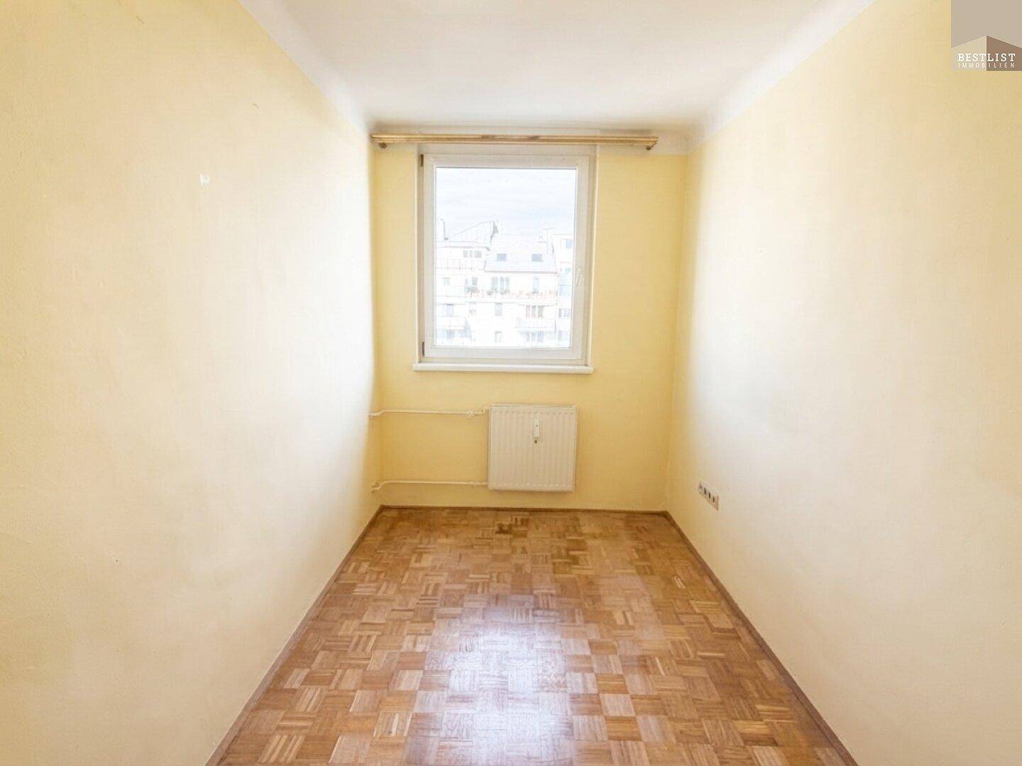Kleines, helles Zimmer mit Parkettboden und einem Fenster, vielseitig nutzbar.