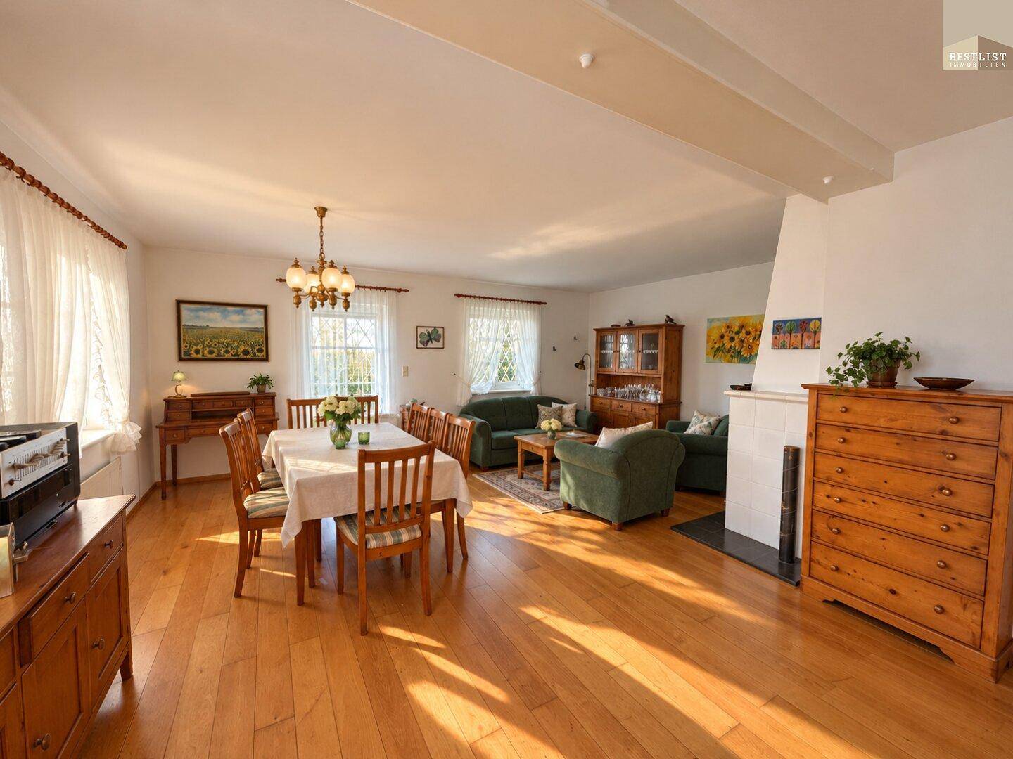 Heller Wohn-Essbereich mit Esstisch, Kamin und Blick in den Garten, ideal für Familienessen.