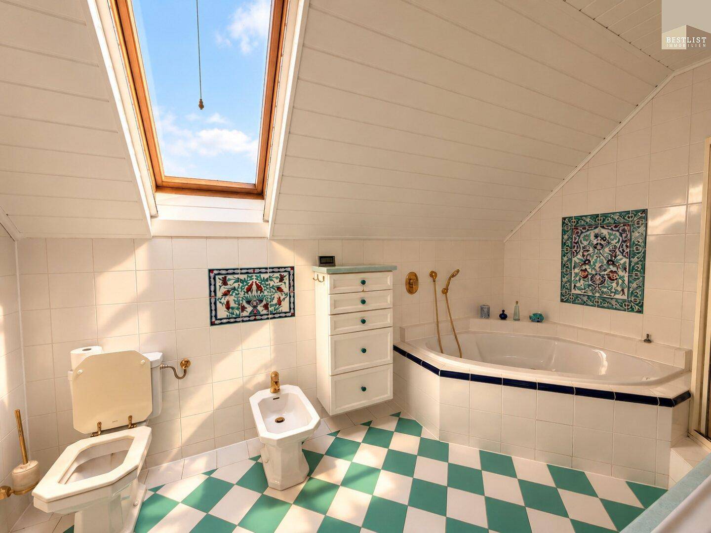 Helles Badezimmer mit Dachschräge, Oberlicht, WC, Bidet und Eckbadewanne, im charmanten 80er-Jahre-Stil.