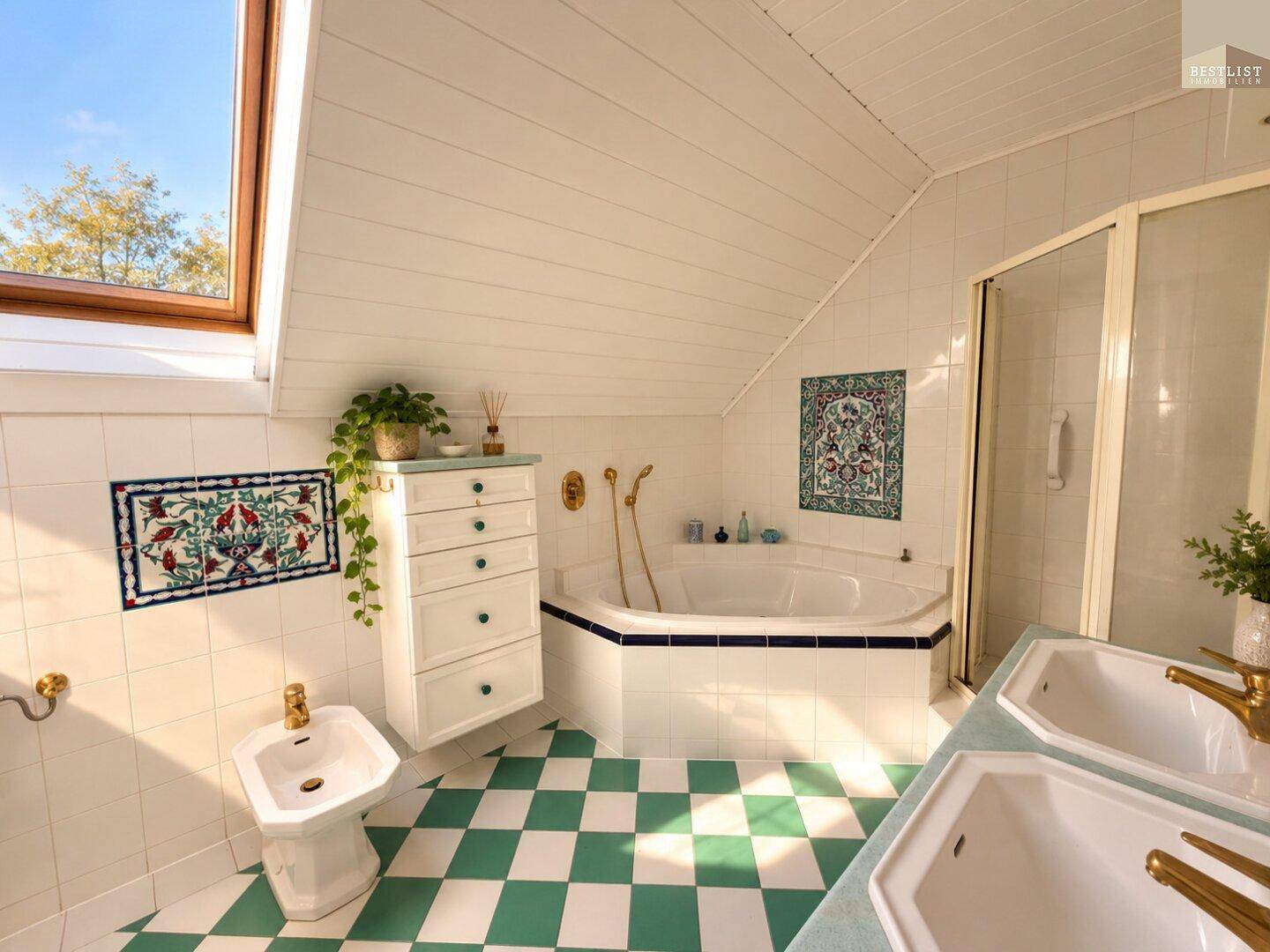 Geräumiges Badezimmer mit Dachschräge, Doppelwaschbecken, Badewanne und Dusche, hell durch Oberlicht.