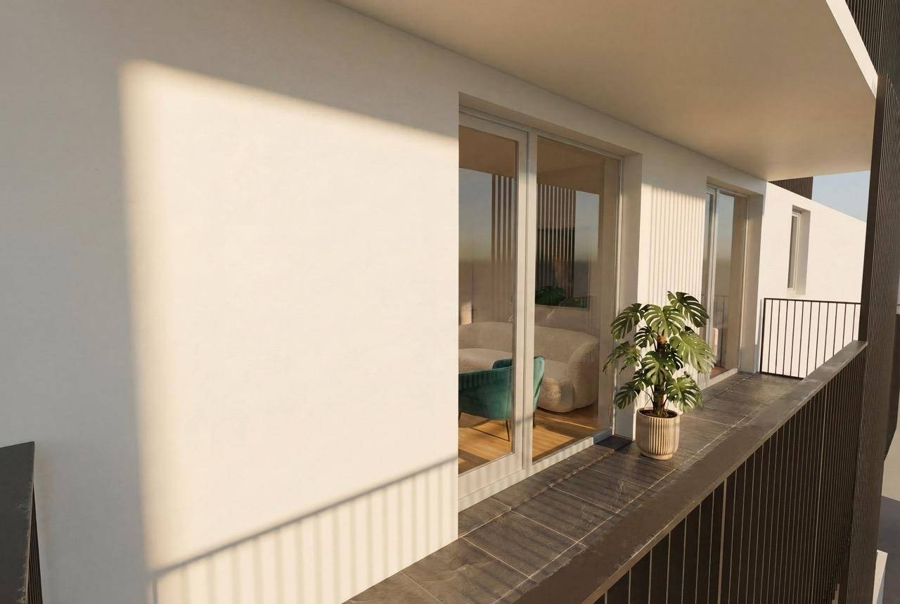 Sonniger Balkon mit Blick auf die Umgebung, ideal für Entspannung im Freien.