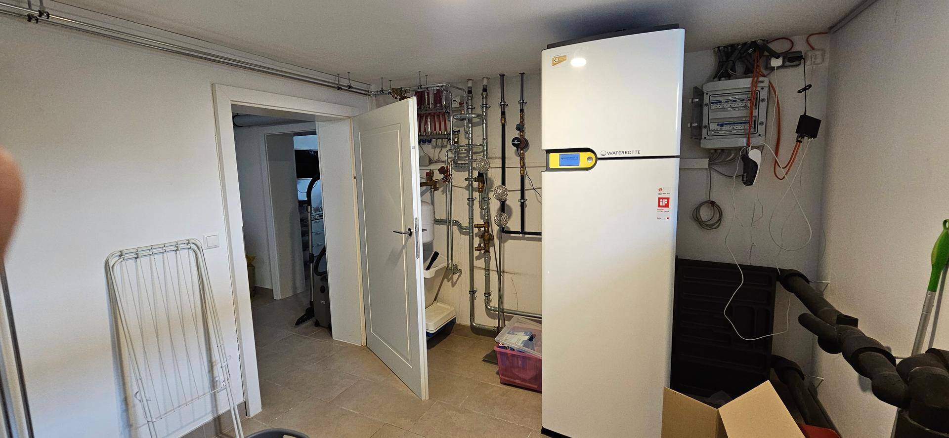 Technikraum im Keller mit moderner Heizungsanlage und weiteren Installationen.