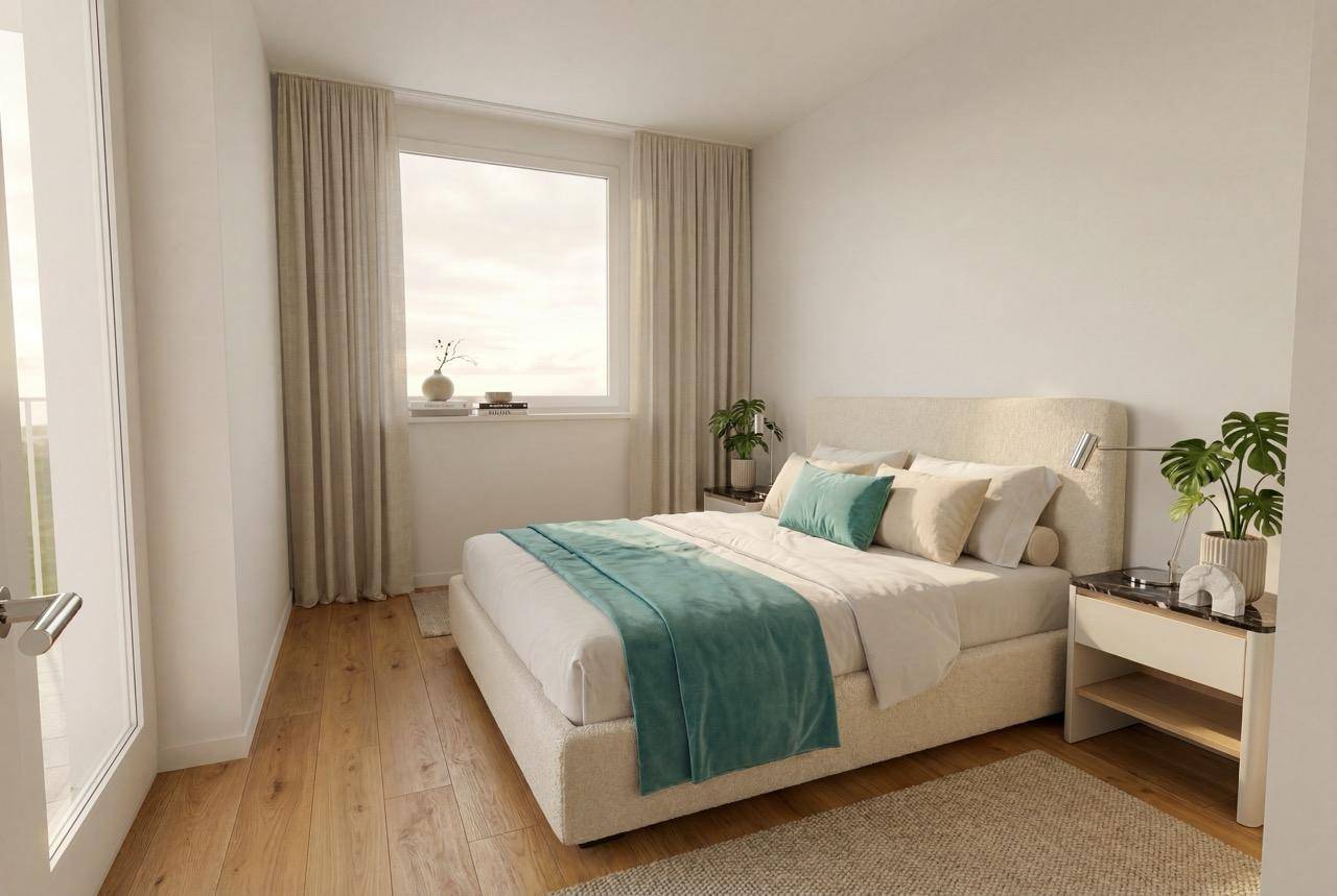 Helles Schlafzimmer mit Holzboden, großem Fenster und minimalistischer, moderner Einrichtung.