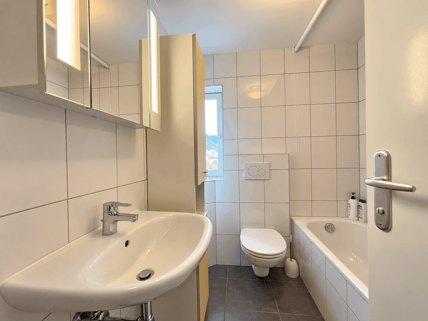 Modernes, helles Kompaktbad