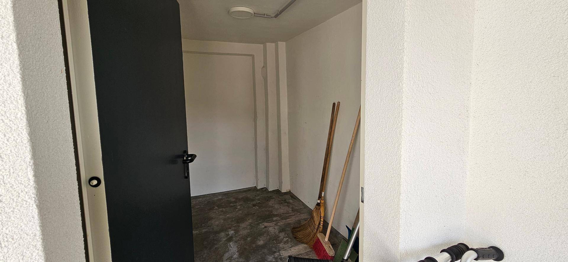 Kleiner Abstellraum im Keller mit einfacher Ausstattung und Betonboden.