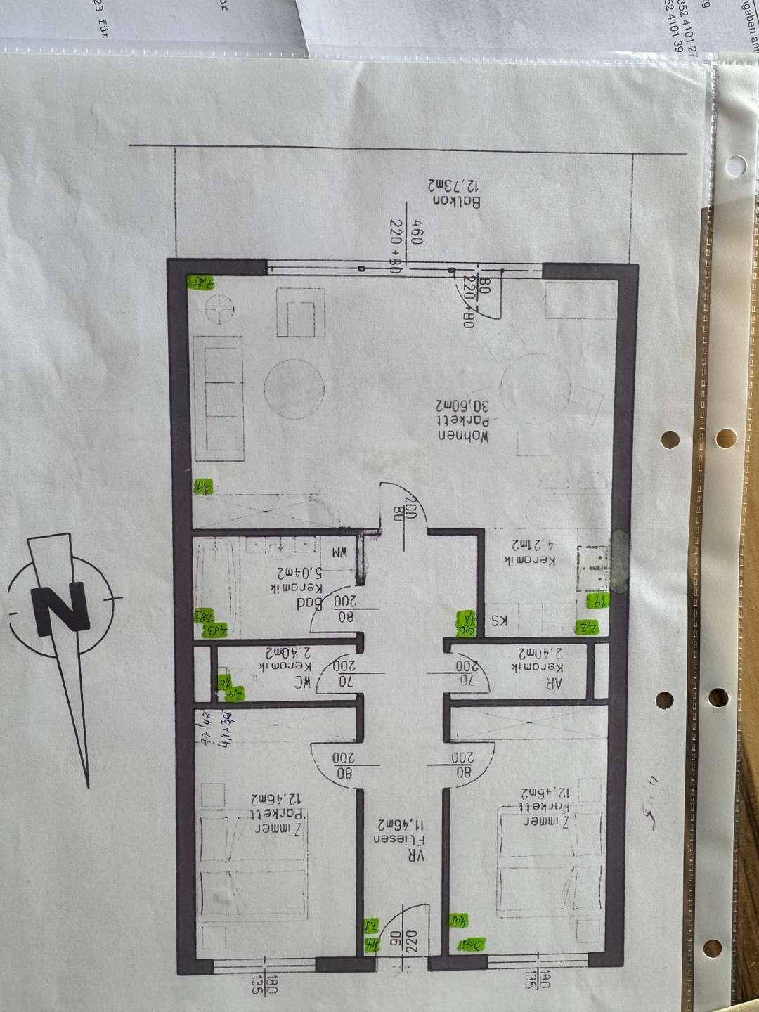 Detaillierter Grundriss mit Wohnbereich, zwei Zimmern, Bad, WC und Balkon.