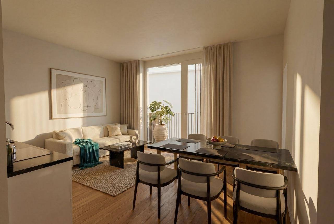 Helles Wohn- und Esszimmer mit Holzboden, modernem Mobiliar und Zugang zu einem Balkon.