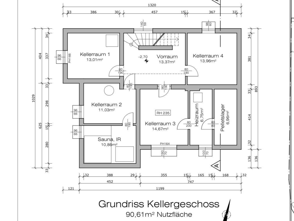 Grundriss des Kellergeschosses mit mehreren Kellerräumen, Heizraum, Pelletlager und einer Sauna.