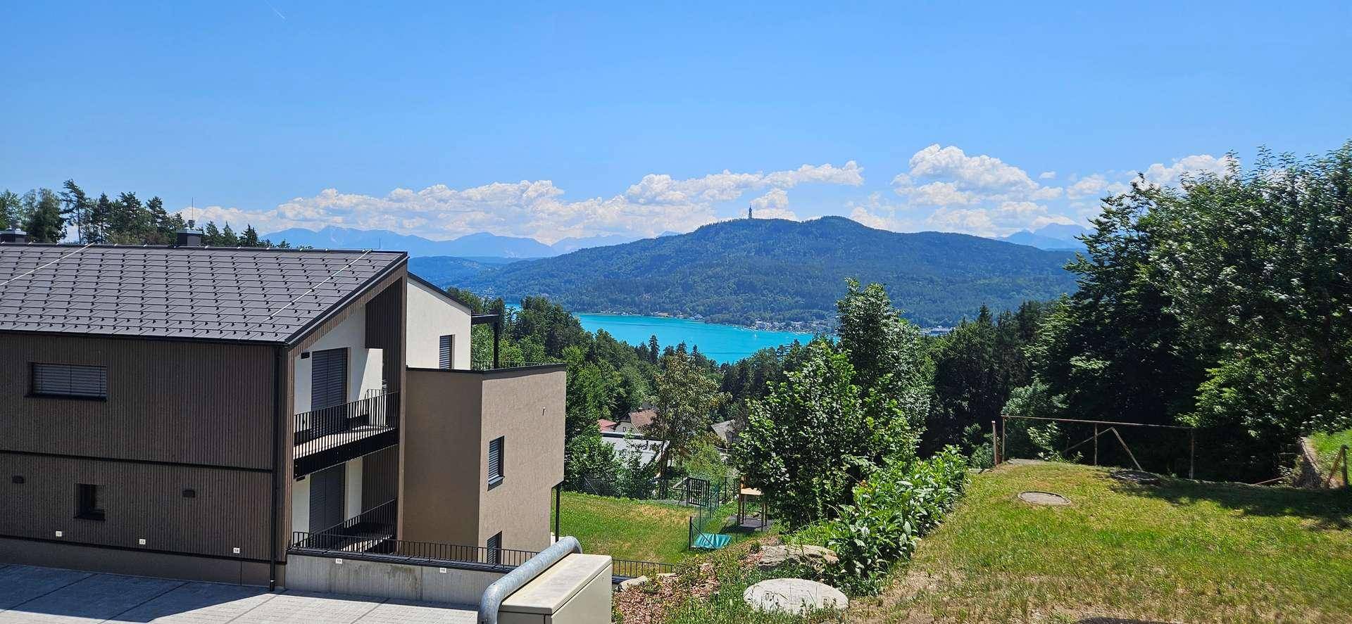 Panoramablick auf den See und die umliegenden Berge von der Immobilie aus.