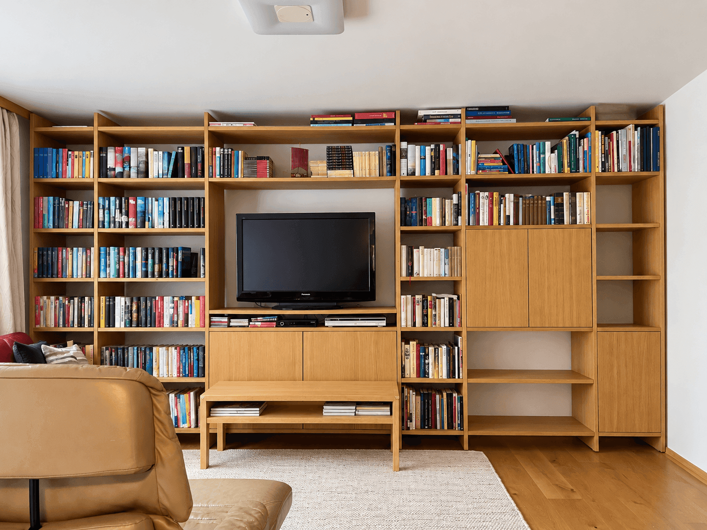 Aufgeräumte moderne Bücherwand mit Fernseher