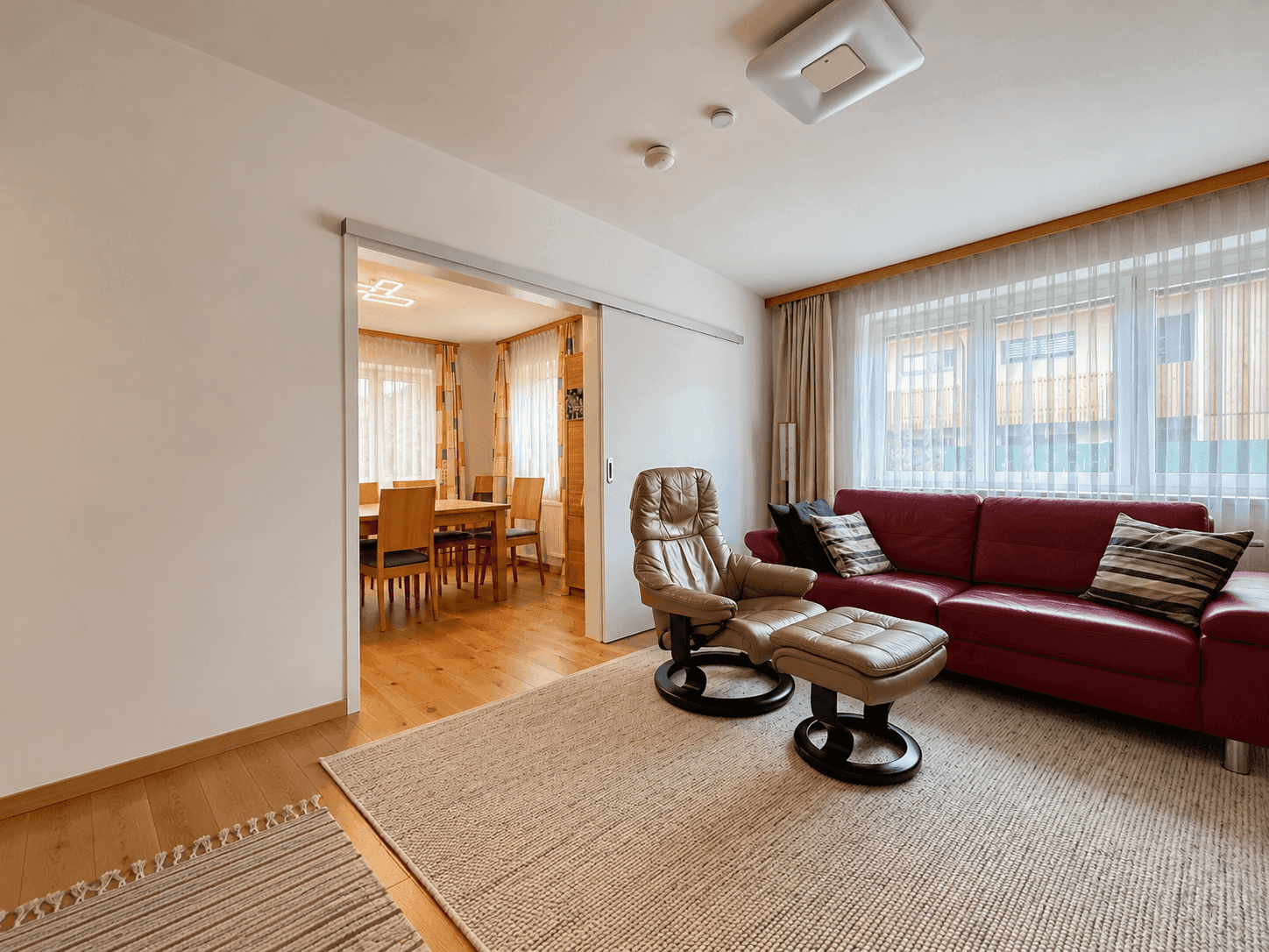 Modernes Wohnzimmer mit Essbereich