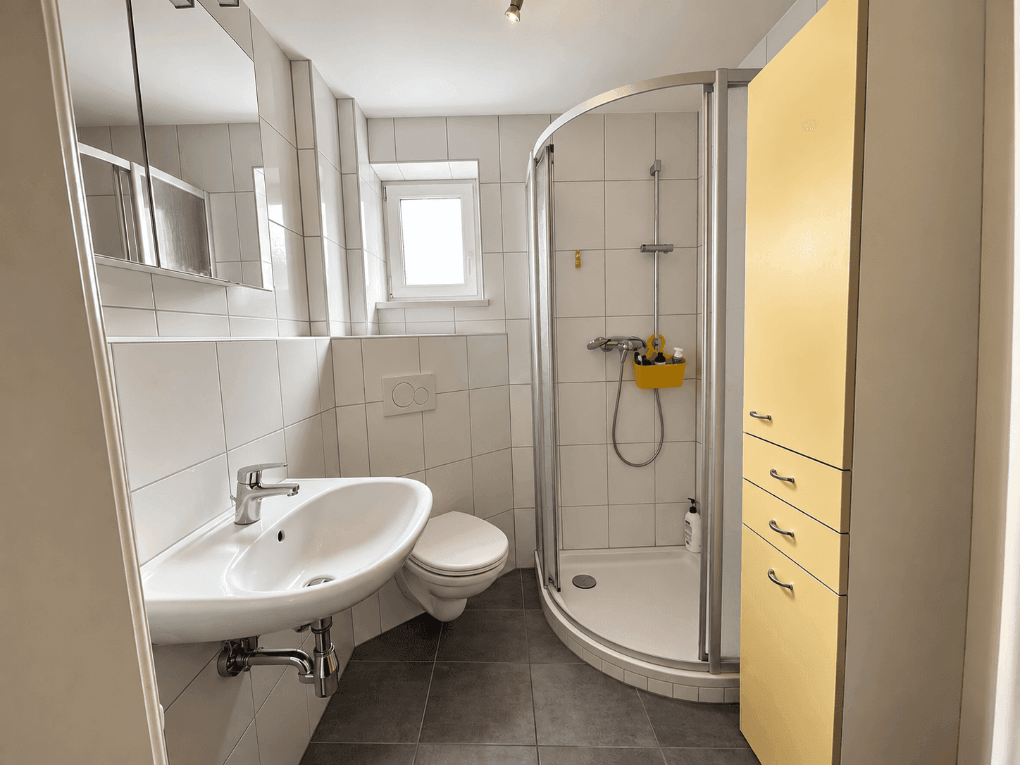 Aufgeräumtes modernes Badezimmer