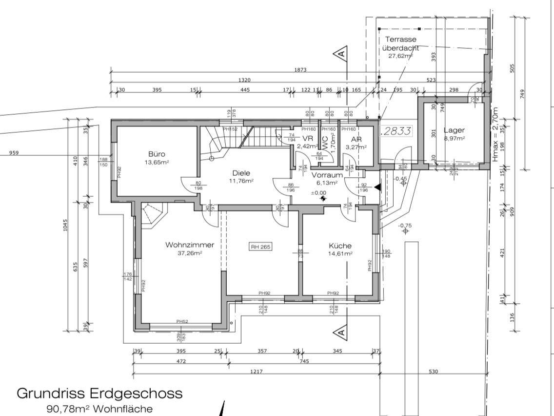 Grundriss des Erdgeschosses mit Wohnzimmer, Küche, Büro und einer überdachten Terrasse.