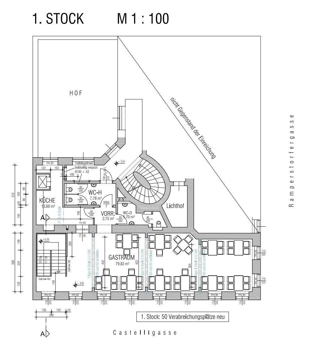 Grundriss des ersten Stocks mit Gastraum, Küche und Sanitäranlagen.