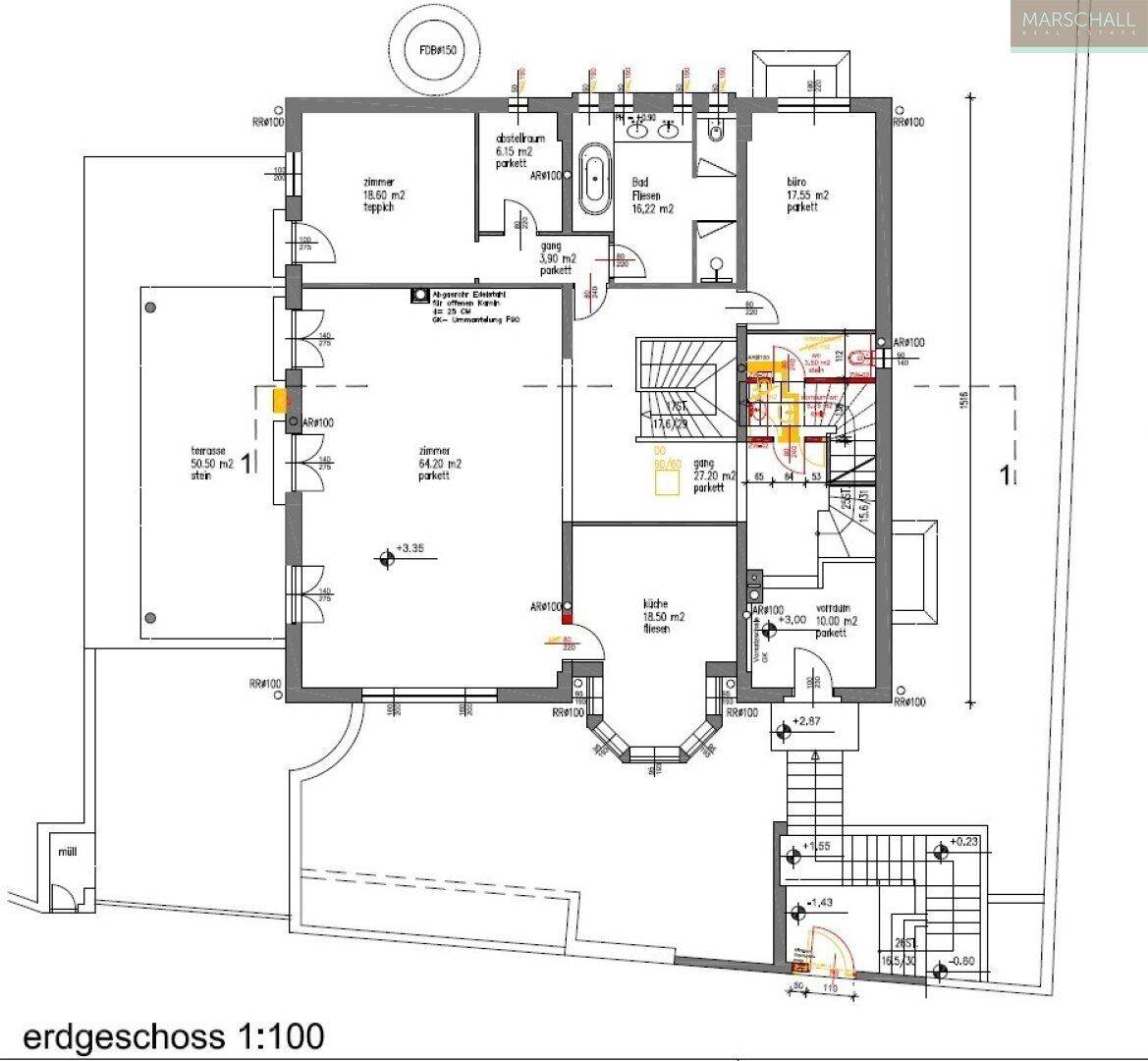 Grundriss des Erdgeschosses mit mehreren Zimmern, Küche und Bad, detailliert dargestellt.