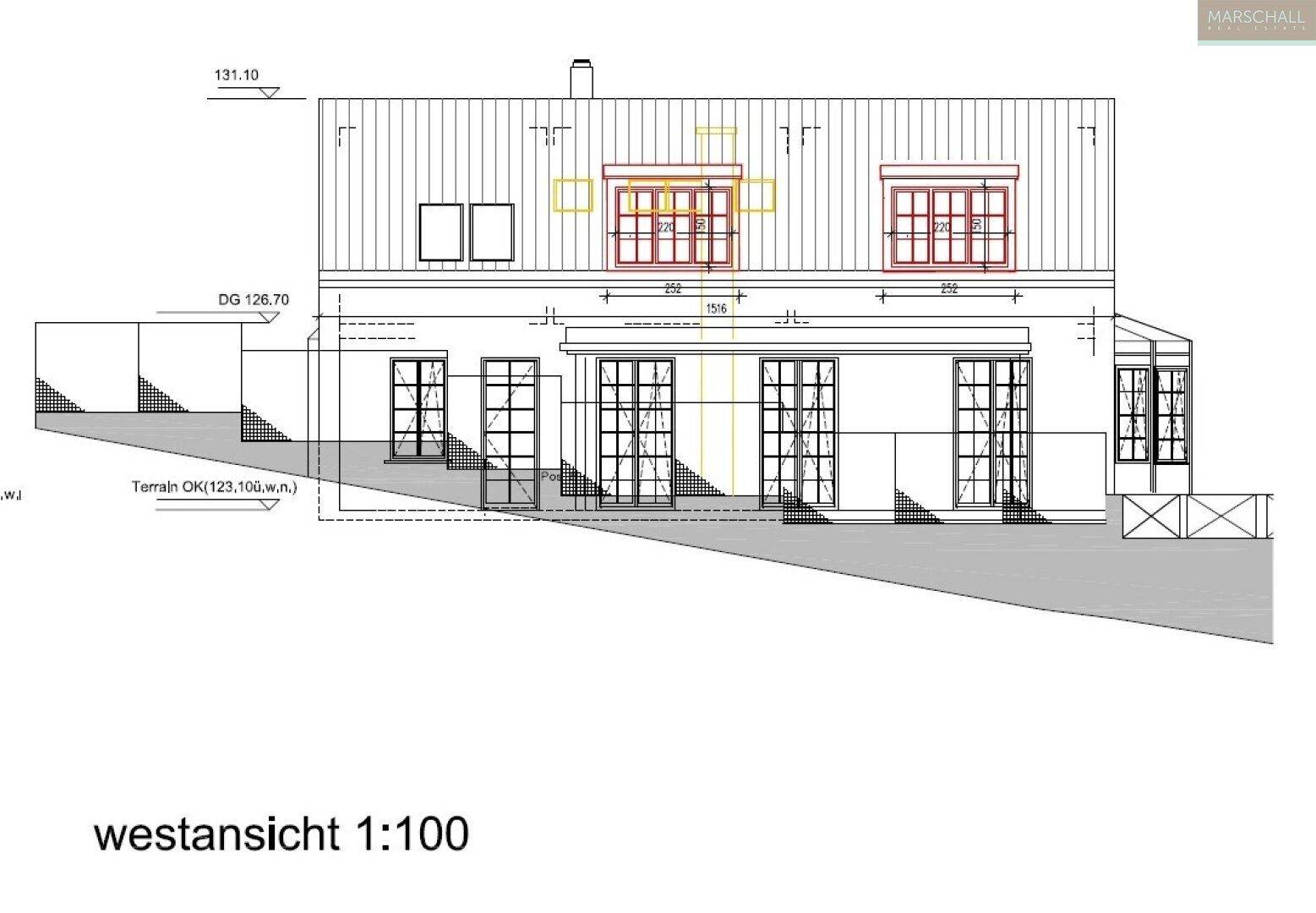 Westansicht des Gebäudes mit mehreren Fenstern und einem Balkon, detaillierte Fassadendarstellung.