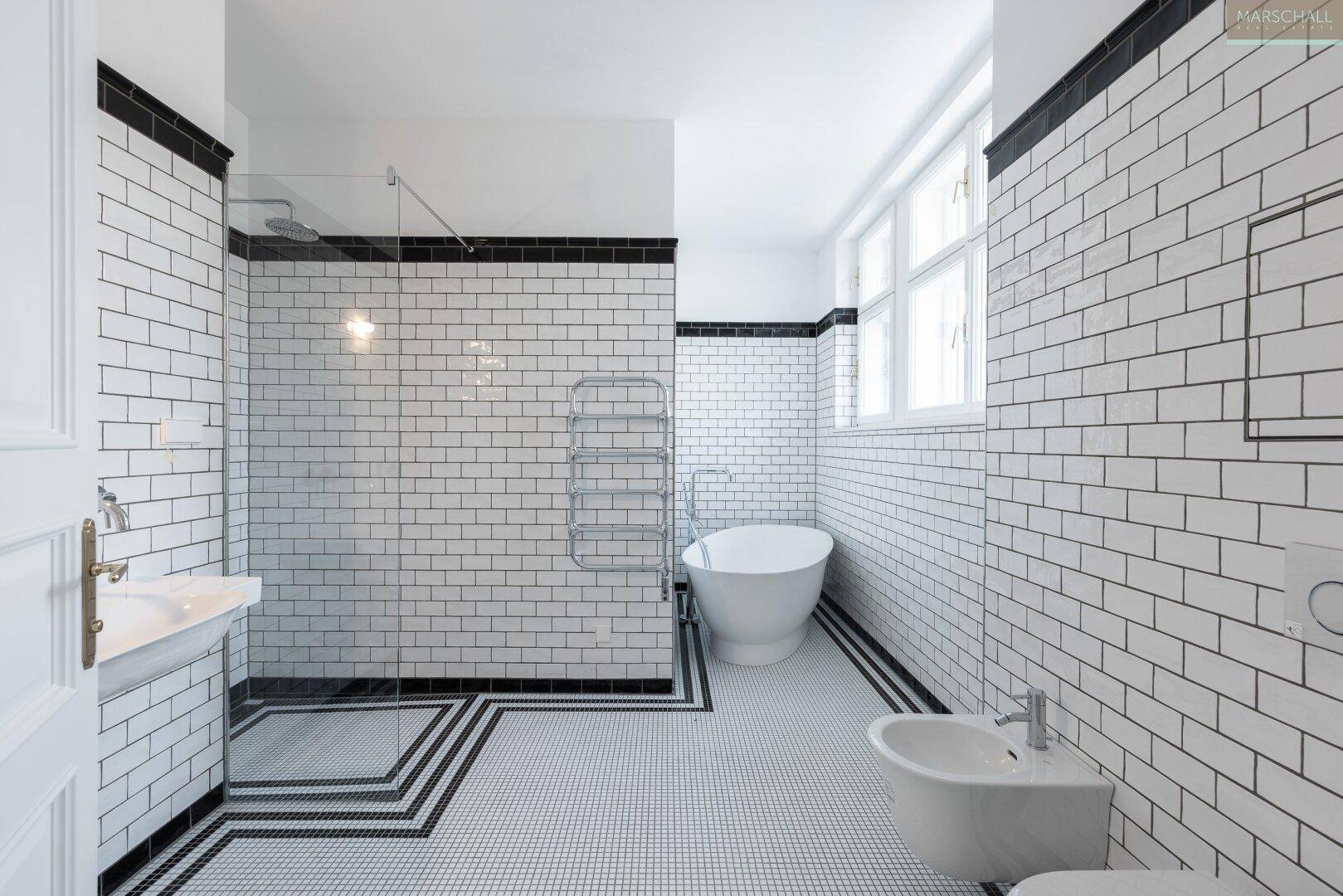Modernes Badezimmer mit weißen U-Bahn-Fliesen, freistehender Badewanne und großer begehbarer Dusche.