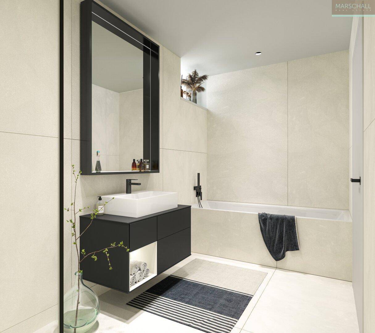 Modernes Badezimmer mit schwebendem Waschtisch, großer Spiegelfläche und integrierter Badewanne.