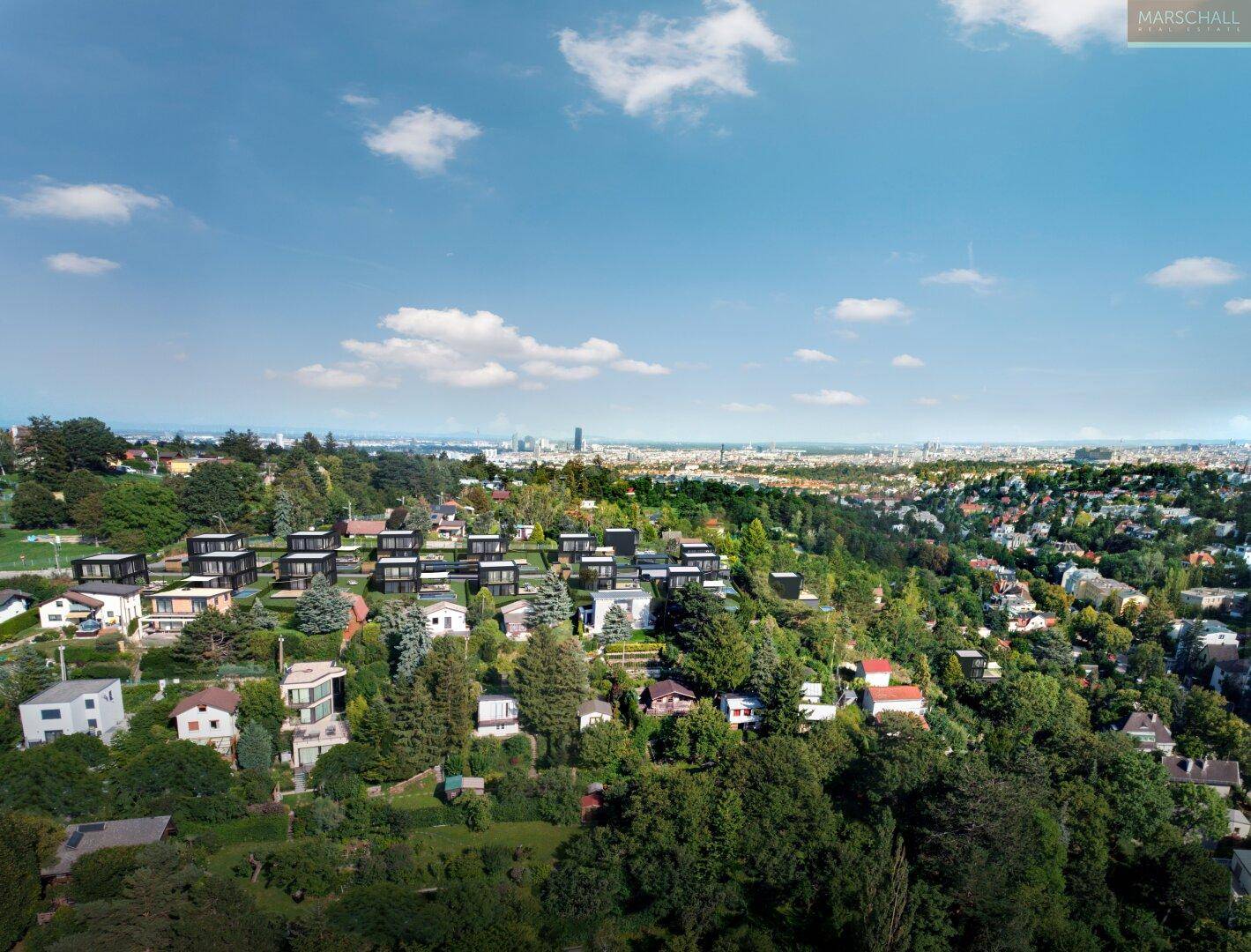 Weitläufige Wohngegend in grüner Hügellandschaft mit Blick auf die Stadt und moderne Villen.