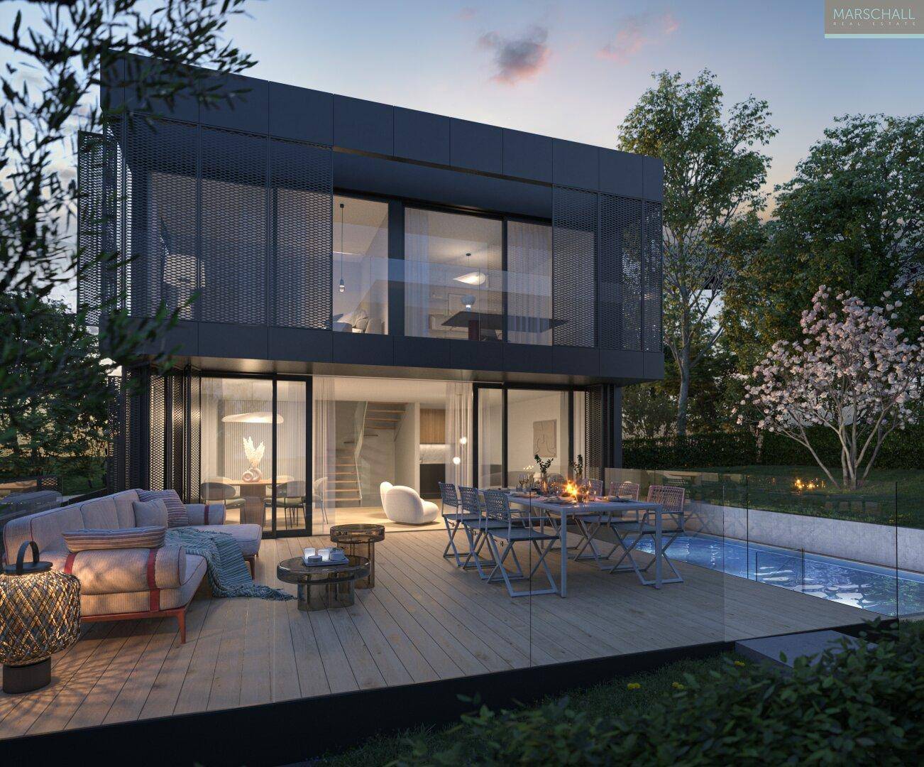 Moderne Villa mit großer Holzterrasse, Essbereich im Freien, Lounge und privatem Pool.