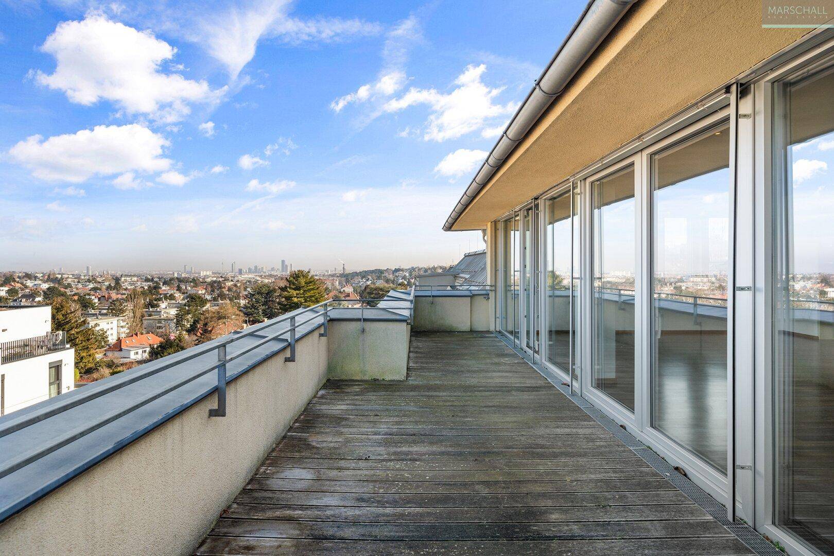 Terrasse vor dem Wohnsalon mit Wienblick