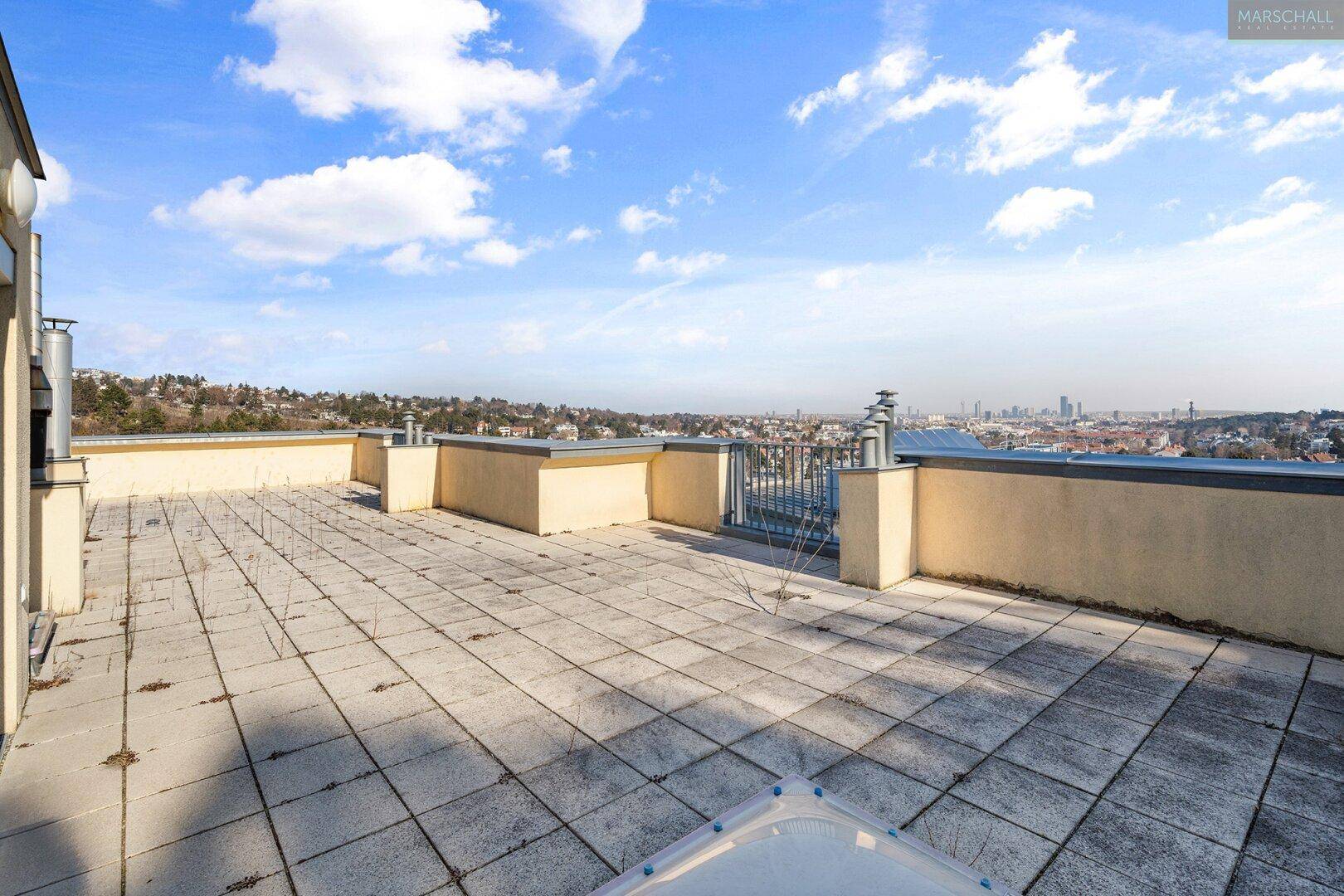 Große Dachterrasse mit Panoramablick über Wien bis zu den Weinbergen