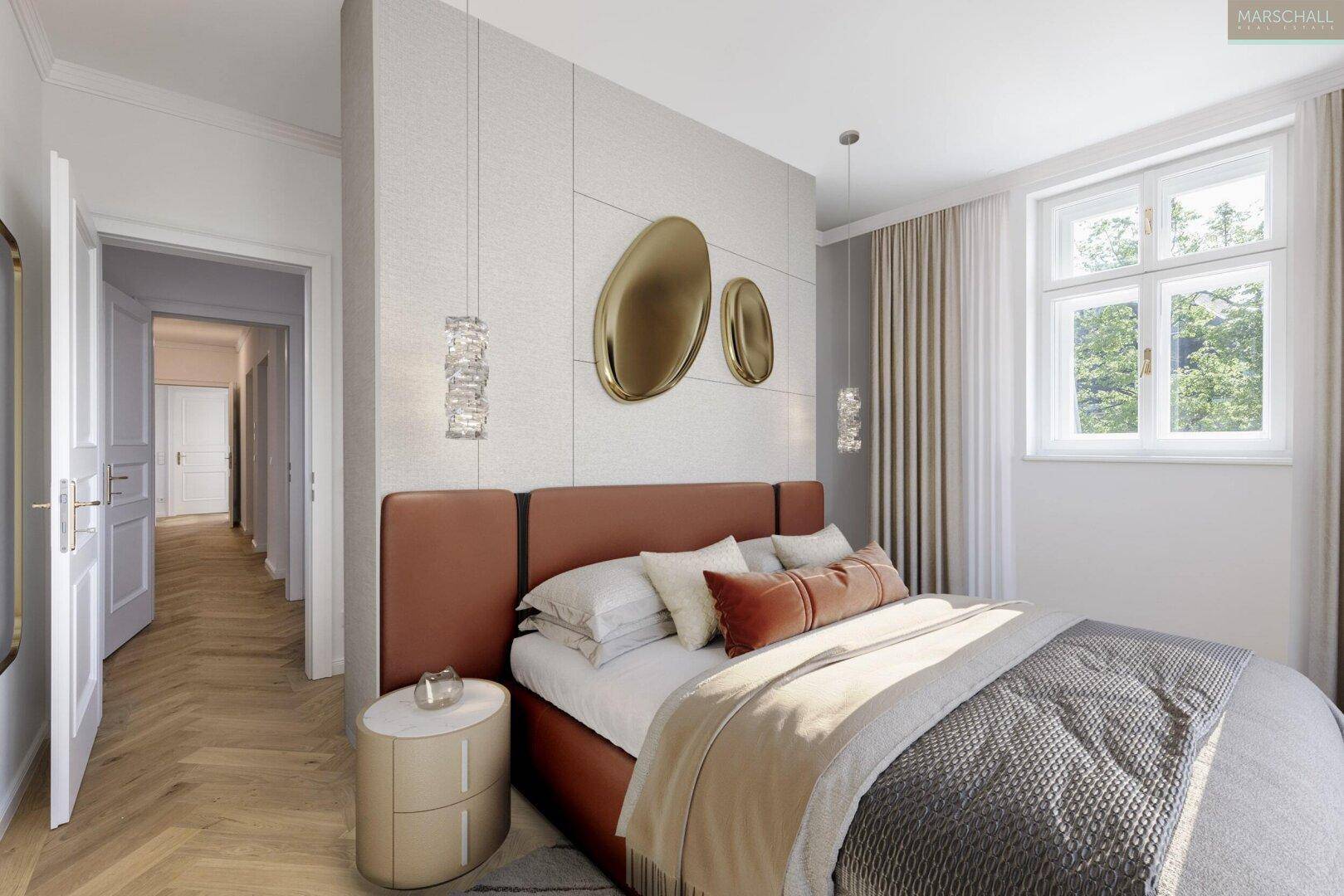 Stilvolles Schlafzimmer mit großem Fenster, Fischgrätparkett und modernem Bett mit gepolstertem Kopfteil.