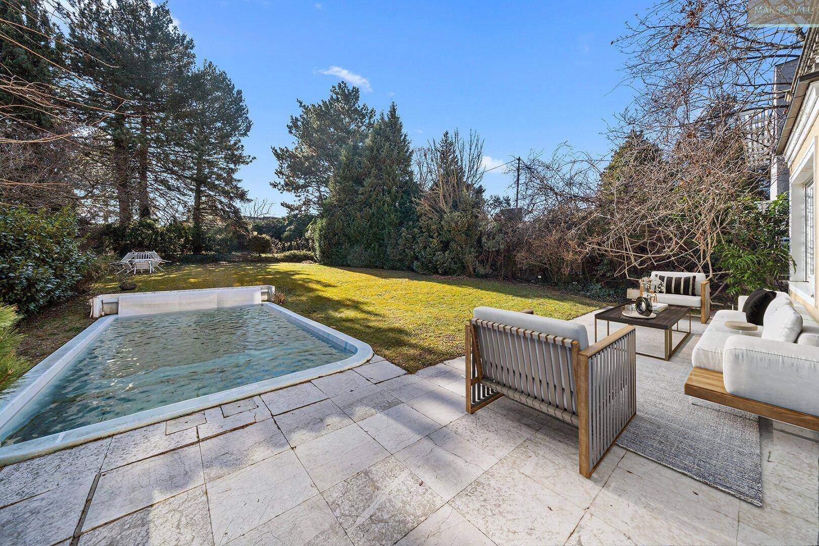 Gartenterrasse vor dem Wohnsalon mit Pool / Symbolfoto