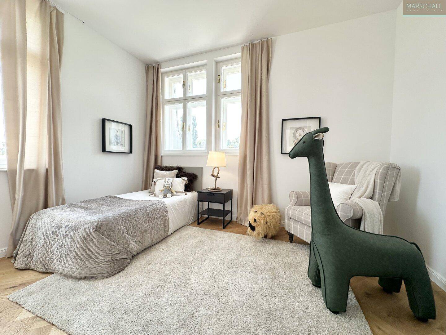 Helles Kinder- oder Gästezimmer mit Einzelbett, Teppichboden und spielerischer Dekoration.