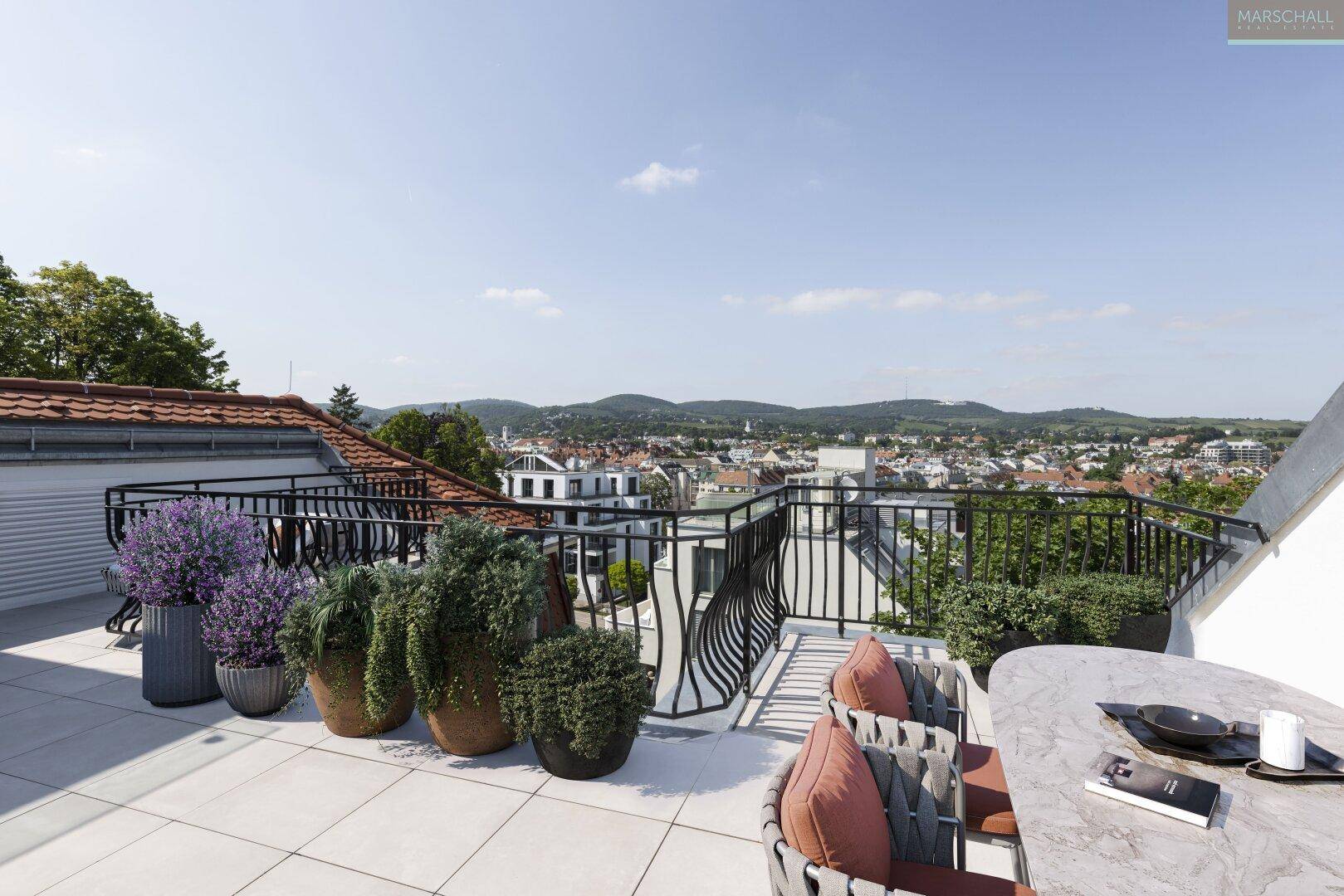 Geräumige Dachterrasse mit Sitzgelegenheiten, Pflanzen und weitem Blick über die Stadt und Hügel.