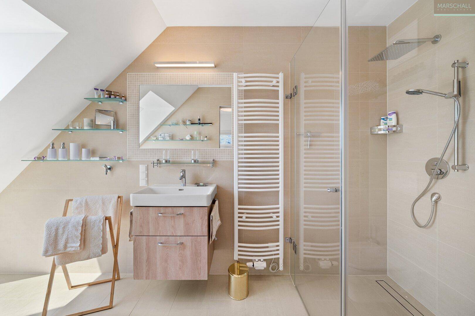 Elegantes Badezimmer mit begehbarer Dusche, Waschtisch und großem Spiegel.