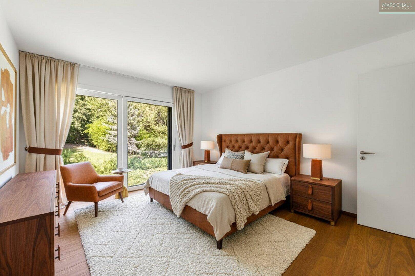 Gemütliches Schlafzimmer mit Holzboden, großem Bett und direktem Zugang zum Garten.