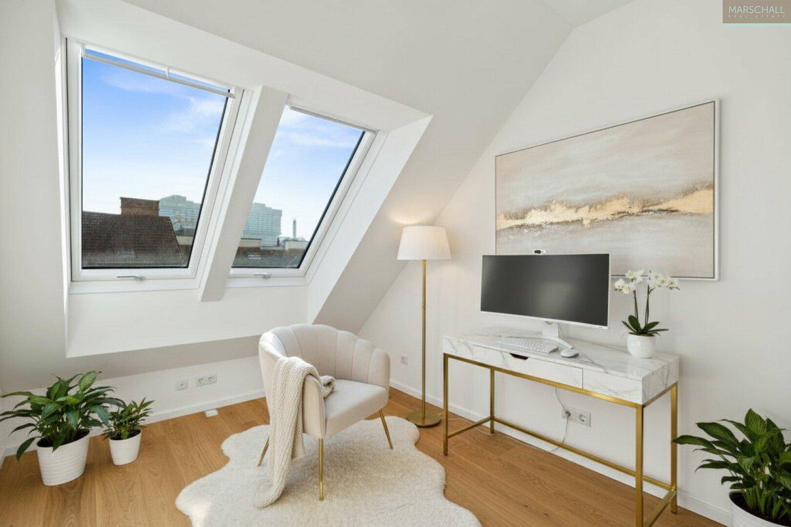 Helles Arbeitszimmer mit Dachfenstern, Holzboden und elegantem Schreibtisch, perfekt für Home-Office.